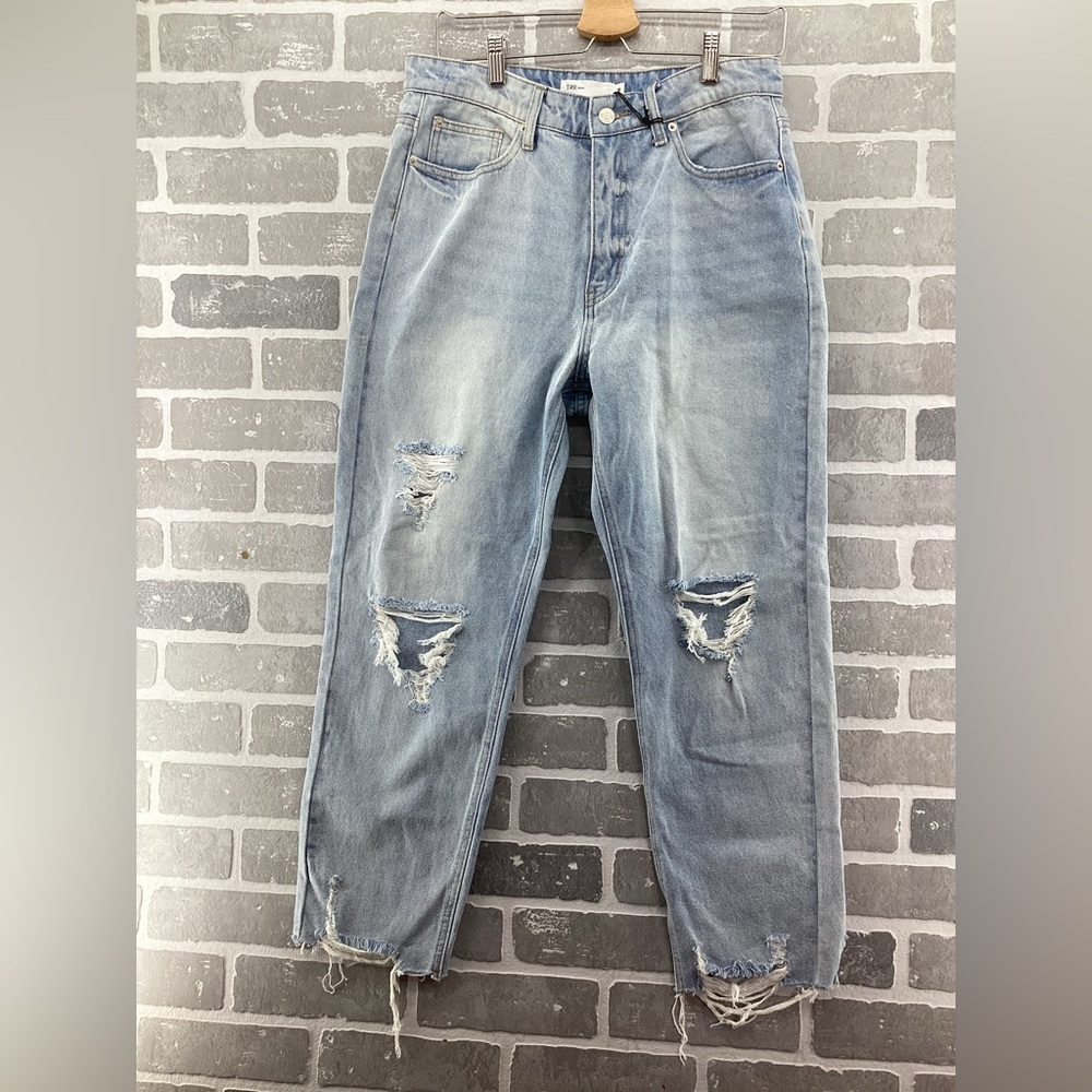 TNR Light Wash Distressed Mom Jeans Size 30 New‎